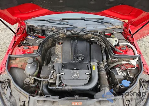 2013 Mercedes-Benz C 250 z USA, uszkodzony, nr VIN WDDGF4HB4DA853906